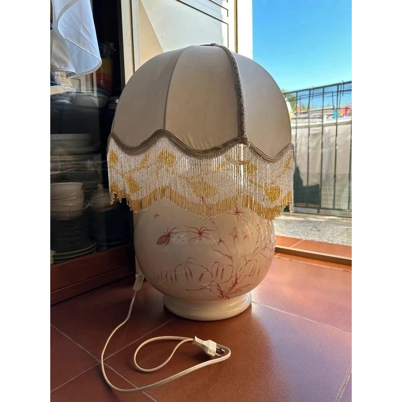 Lampada vintage in ceramica  con paralume in tessuto  e dettagli perline