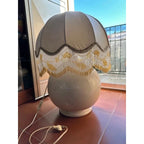 Lampada vintage in ceramica  con paralume in tessuto  e dettagli perline