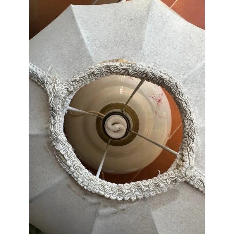 Lampada vintage in ceramica  con paralume in tessuto  e dettagli perline