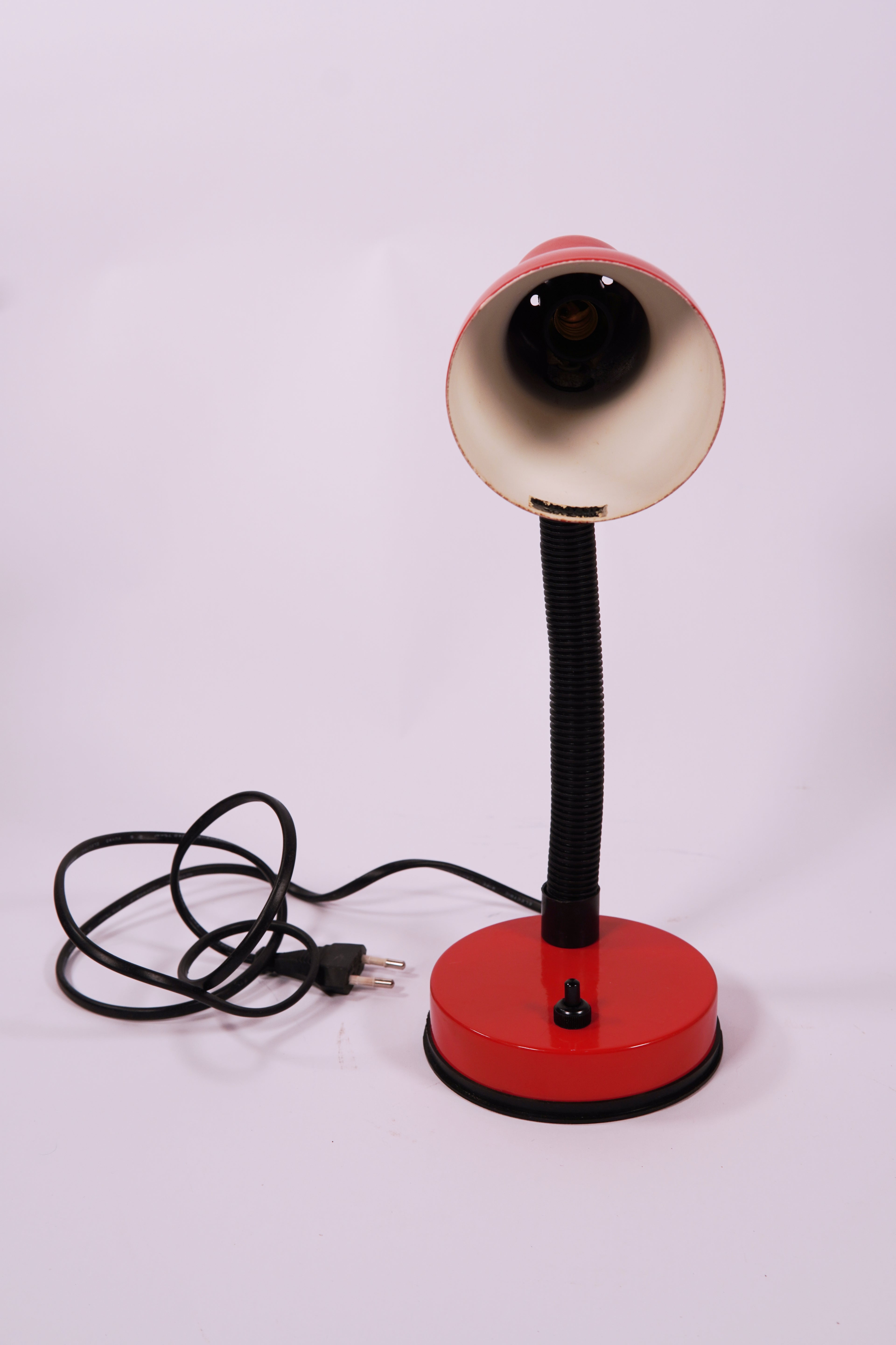 Lampada da scrivania vintage in metallo rosso - Design industriale scultoreo, regolabile e funzionante