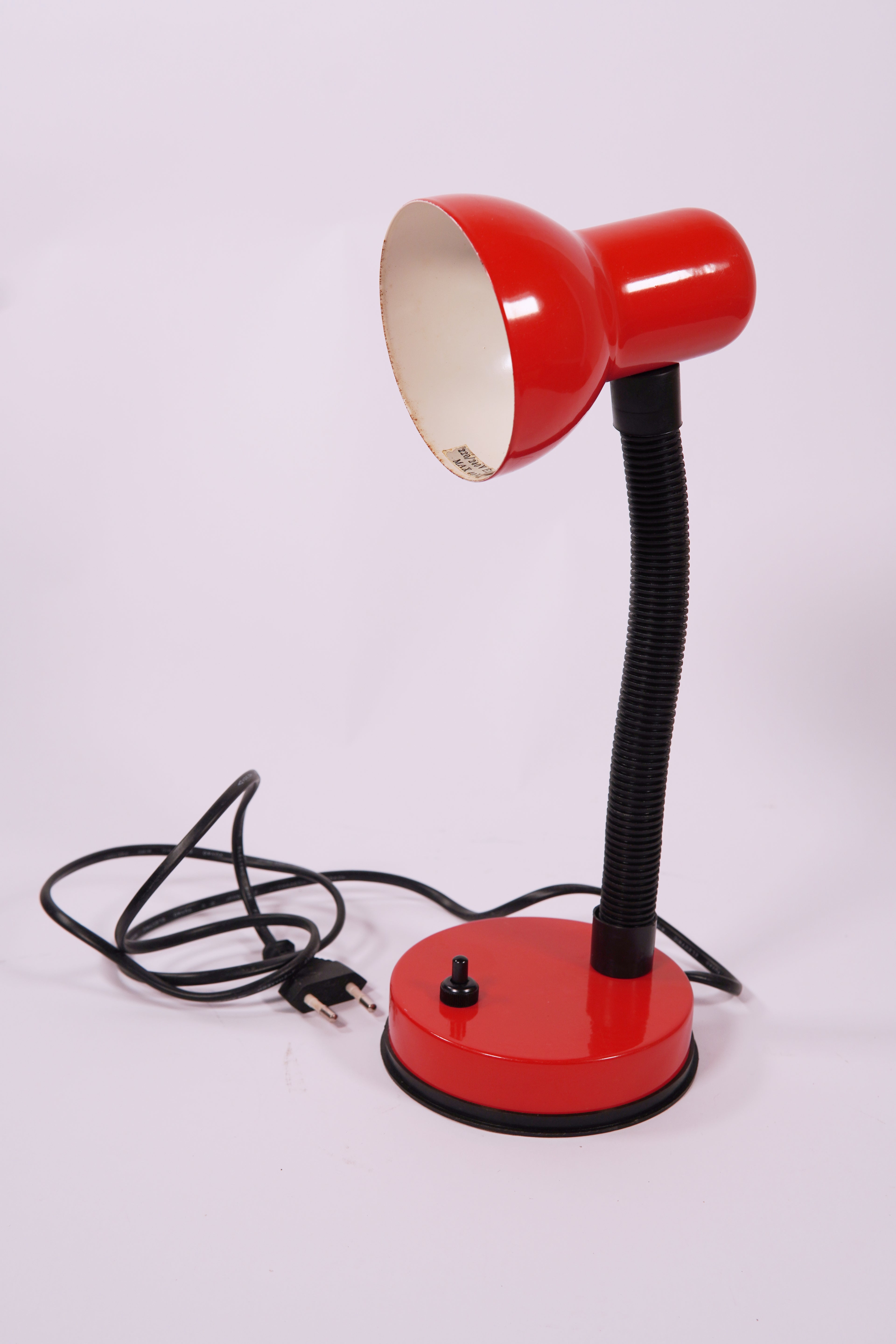 Lampada da scrivania vintage in metallo rosso - Design industriale scultoreo, regolabile e funzionante