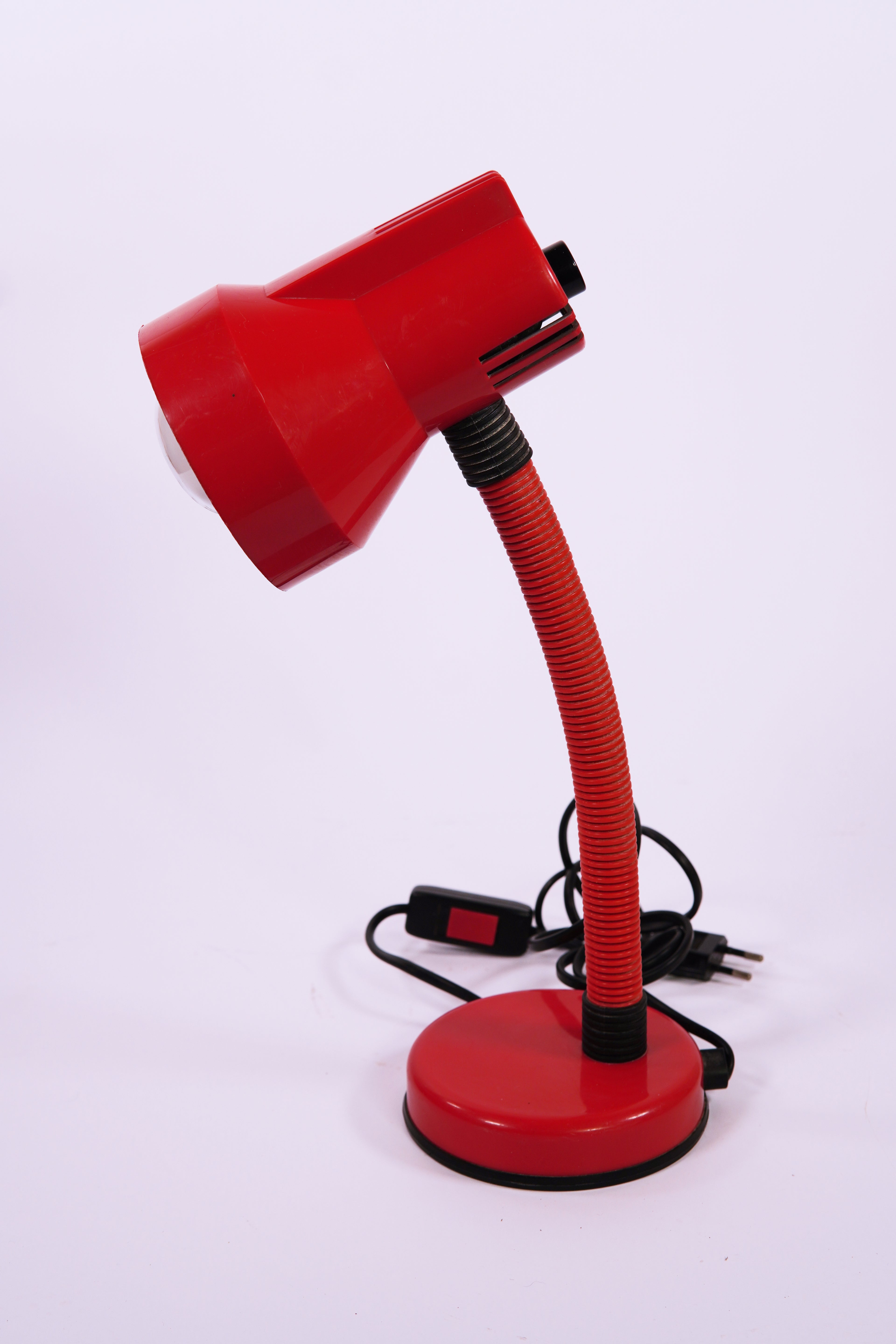 Lampada da scrivania rossa Veneta Lumi vintage anni '80: design scultoreo italiano, realizzata in Italia
