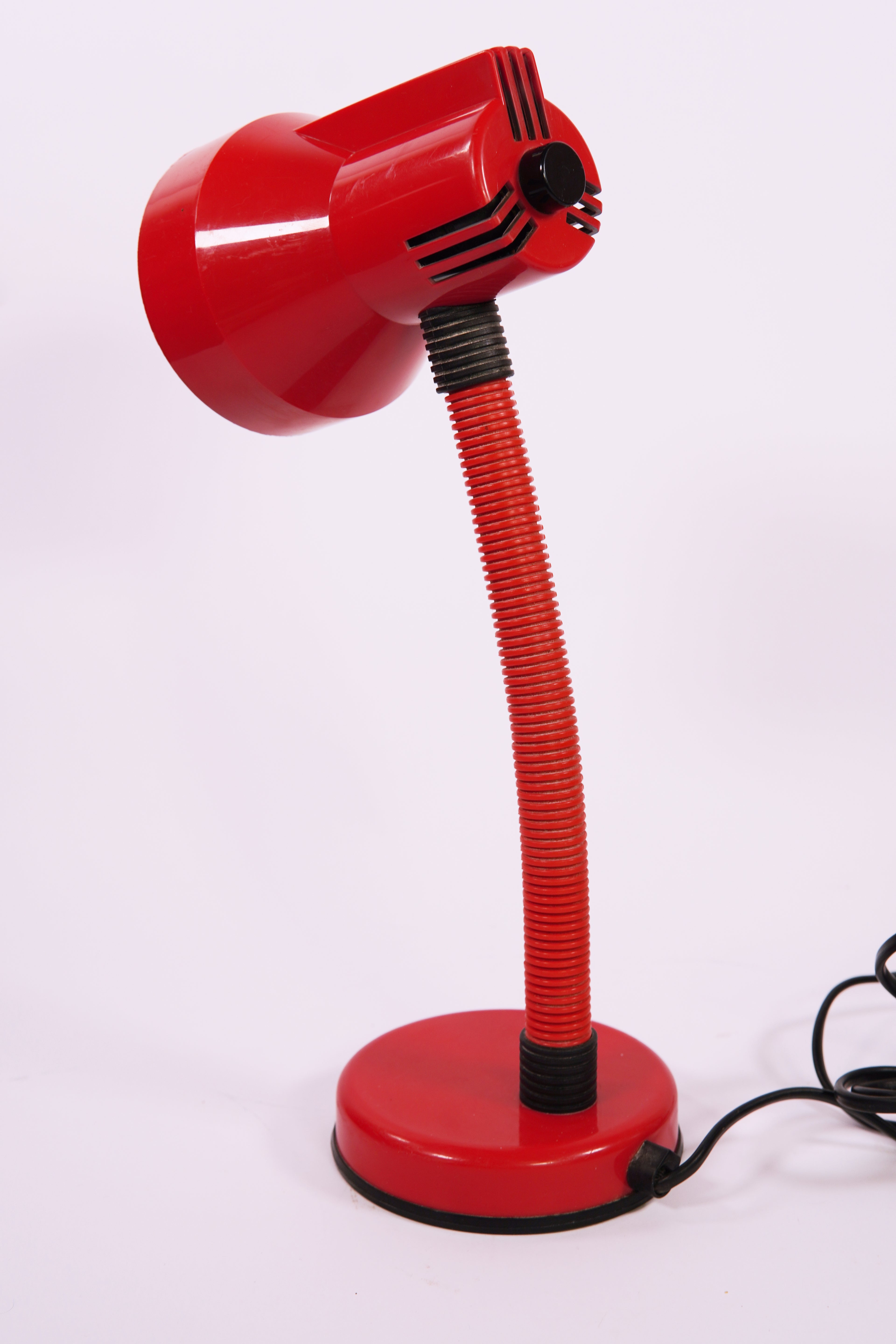 Lampada da scrivania rossa Veneta Lumi vintage anni '80: design scultoreo italiano, realizzata in Italia
