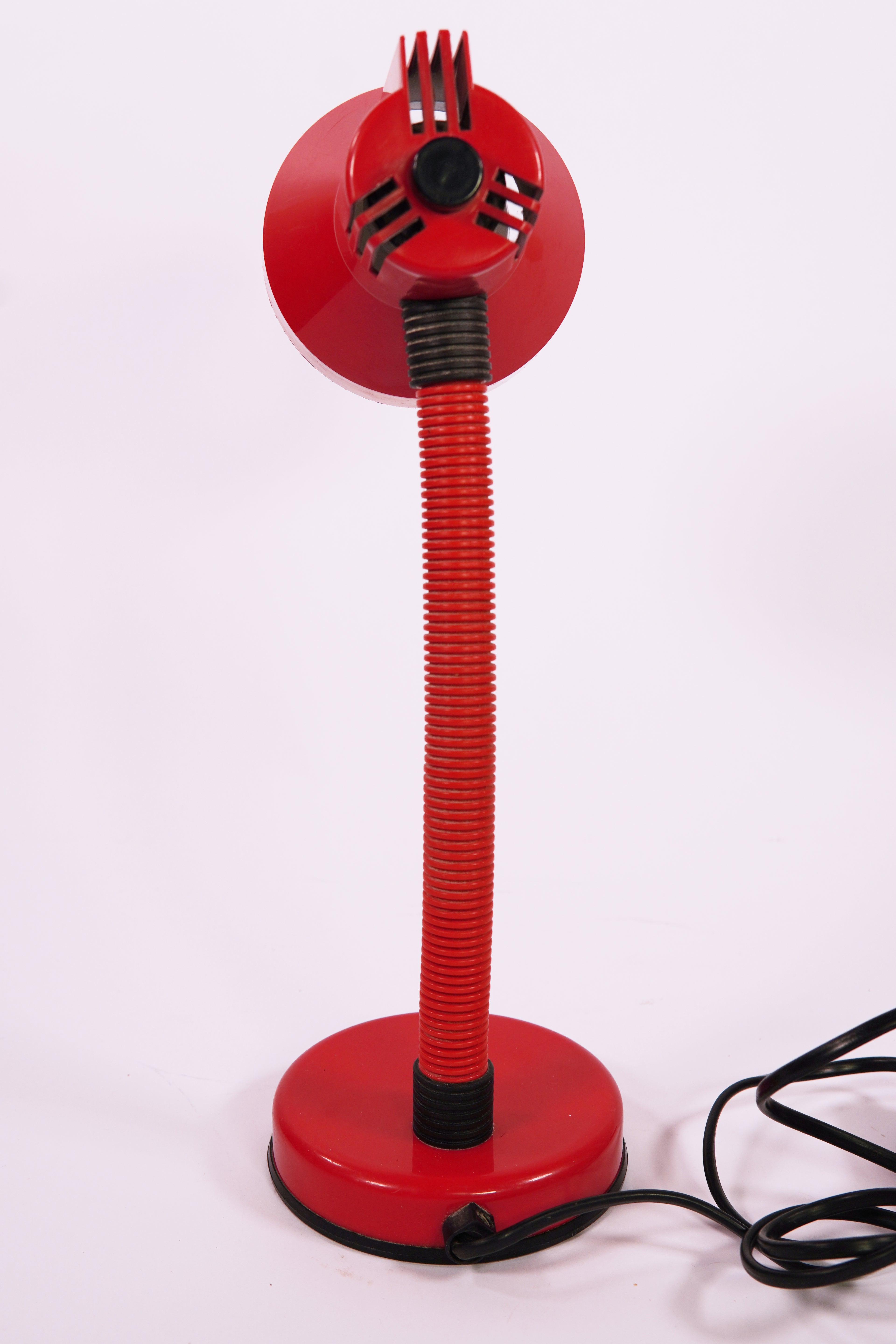 Lampada da scrivania rossa Veneta Lumi vintage anni '80: design scultoreo italiano, realizzata in Italia