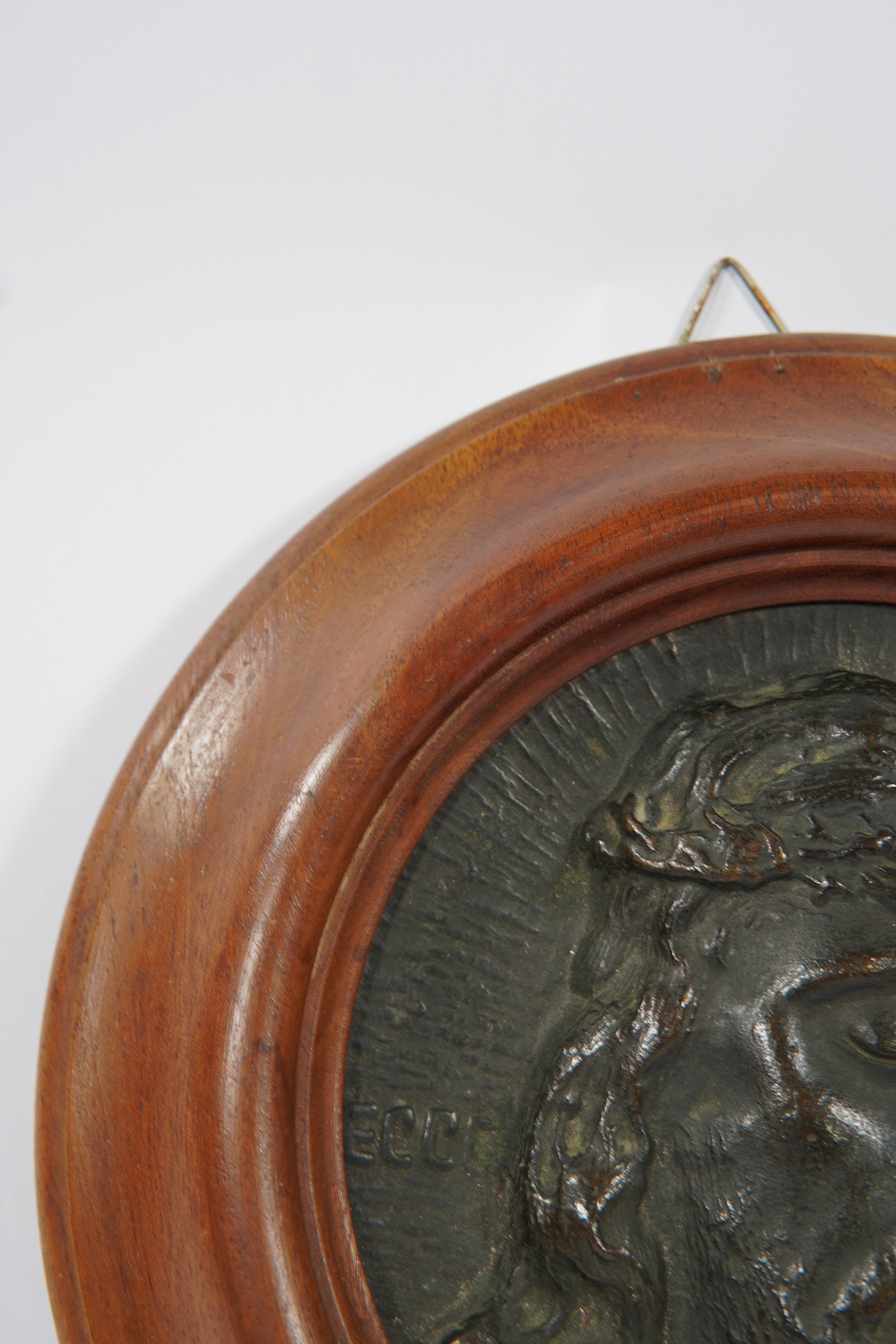 Targa religiosa da muro vintage – Rilievo del volto di Cristo in legno e metallo, Ø 21,5 cm