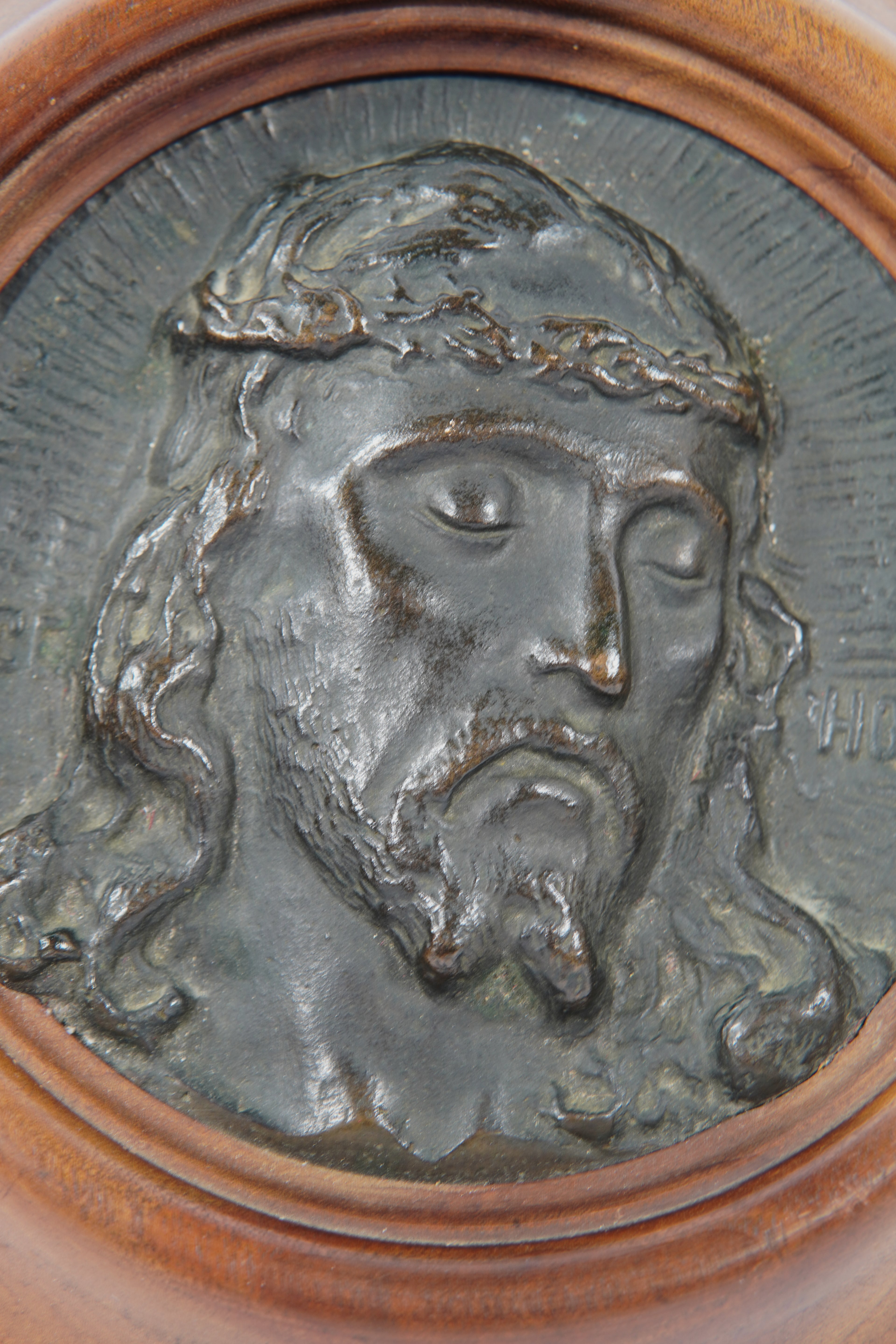 Targa religiosa da muro vintage – Rilievo del volto di Cristo in legno e metallo, Ø 21,5 cm