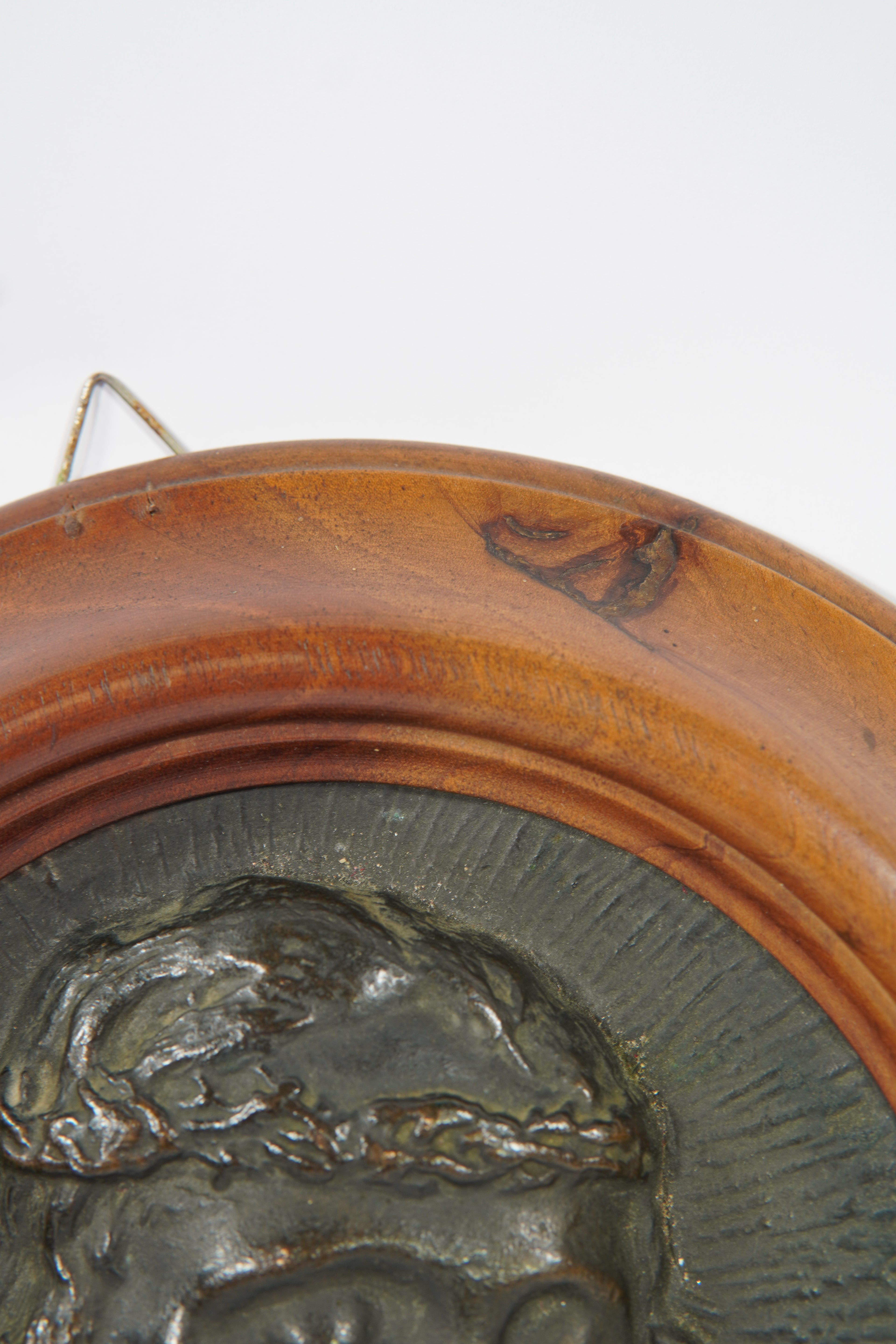 Targa religiosa da muro vintage – Rilievo del volto di Cristo in legno e metallo, Ø 21,5 cm