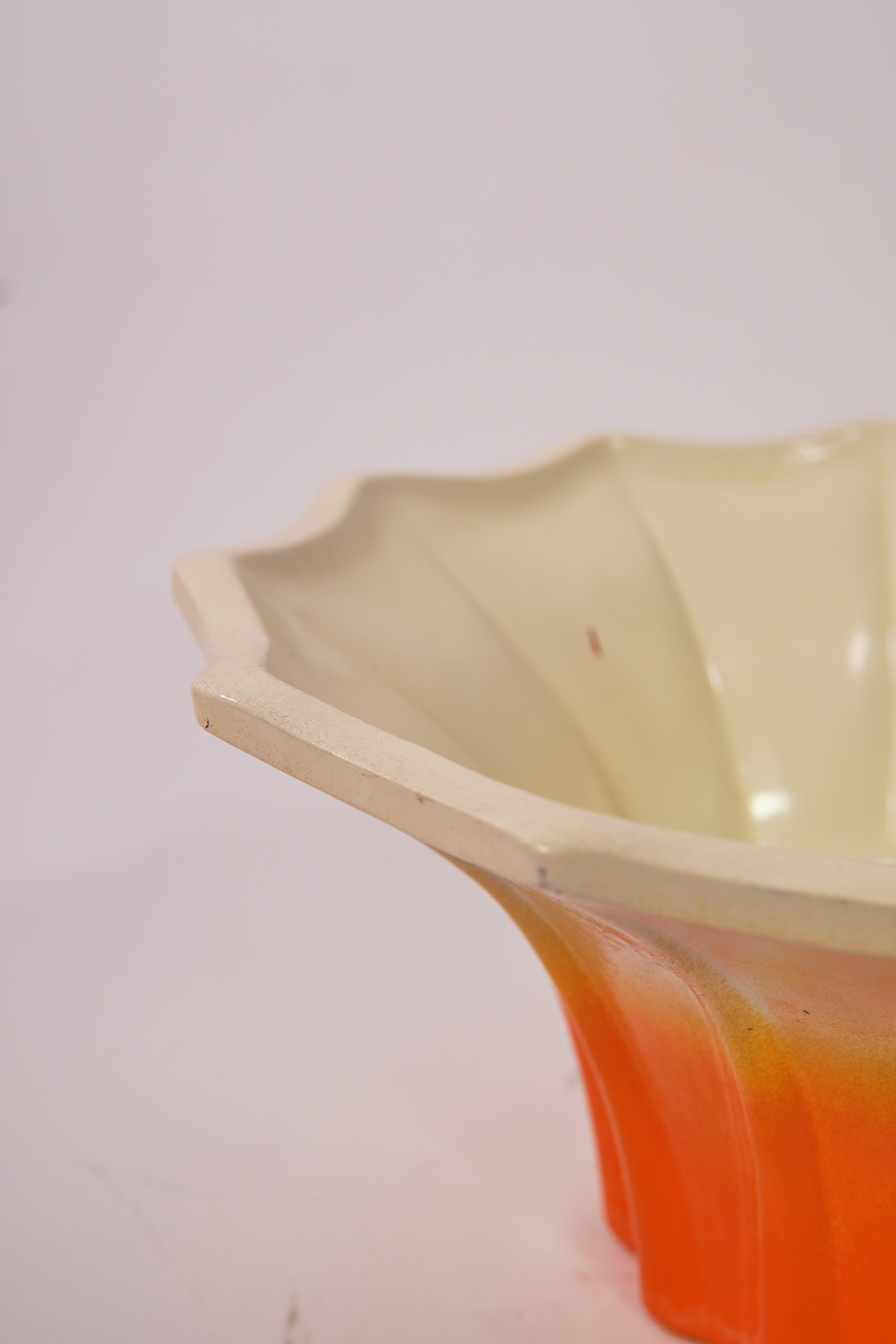 Vaso/ciotola in ceramica vintage – sfumatura da arancione a crema, bordo smerlato – Ø 28 cm