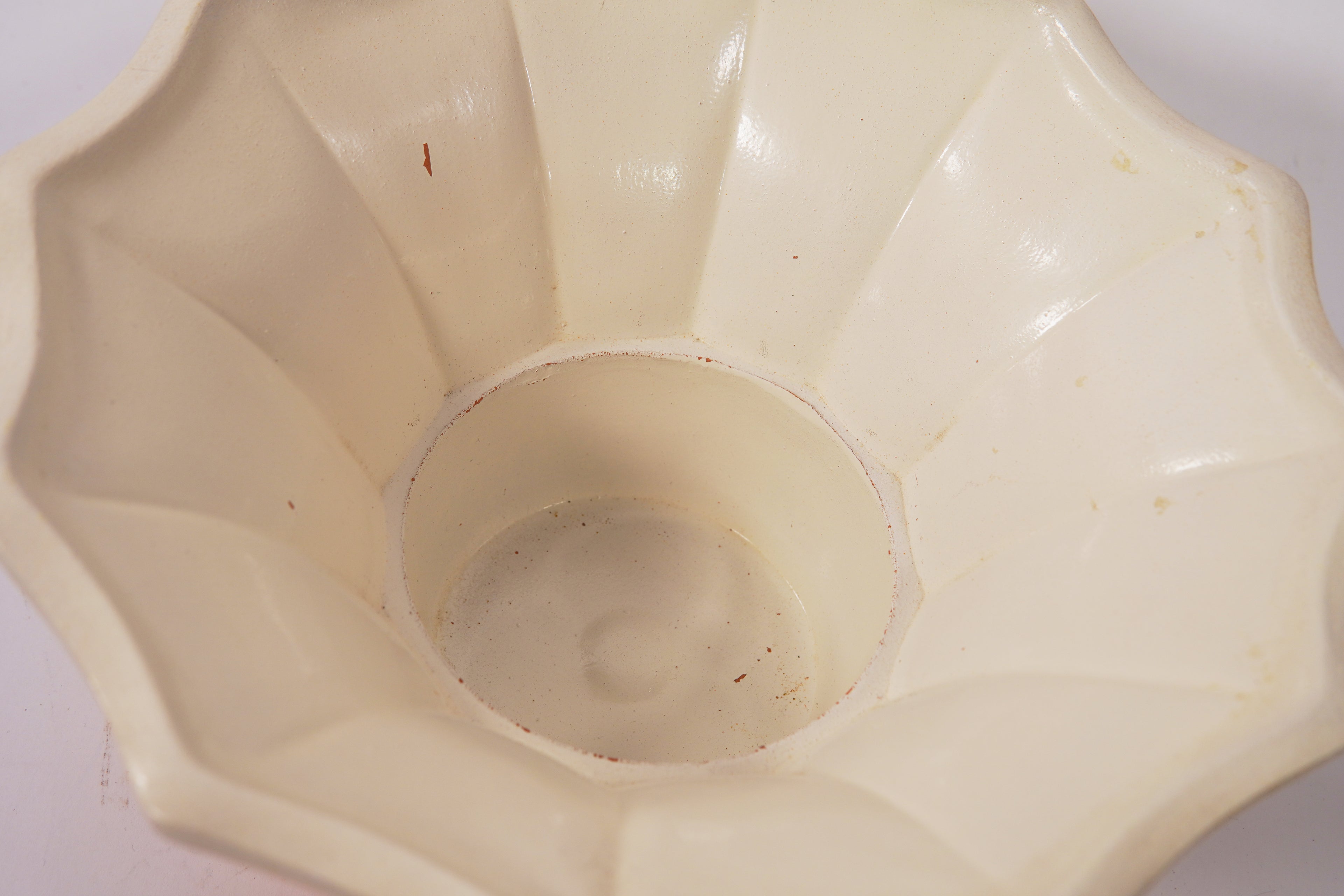 Vaso/ciotola in ceramica vintage – sfumatura da arancione a crema, bordo smerlato – Ø 28 cm
