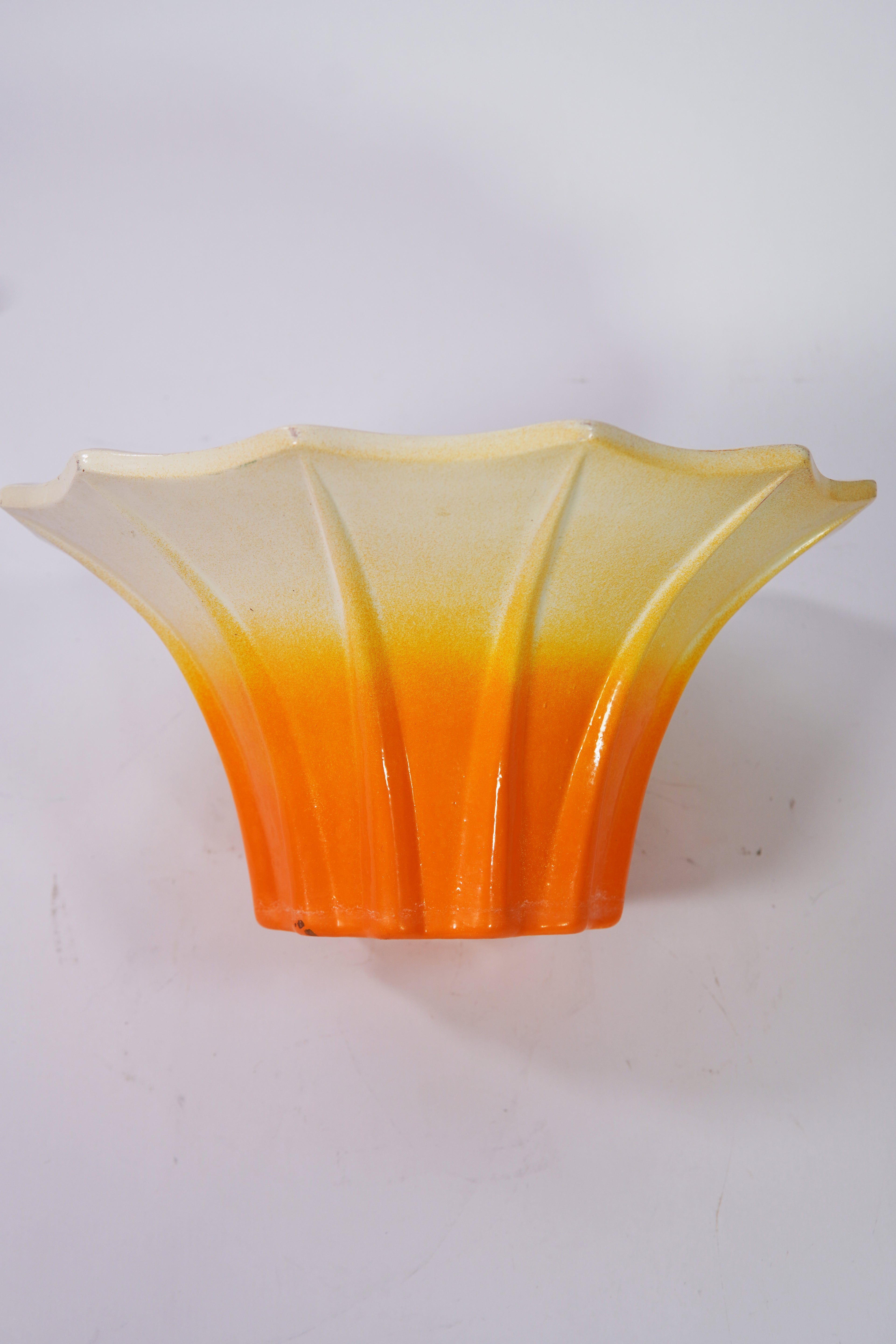Vaso/ciotola in ceramica vintage – sfumatura da arancione a crema, bordo smerlato – Ø 28 cm