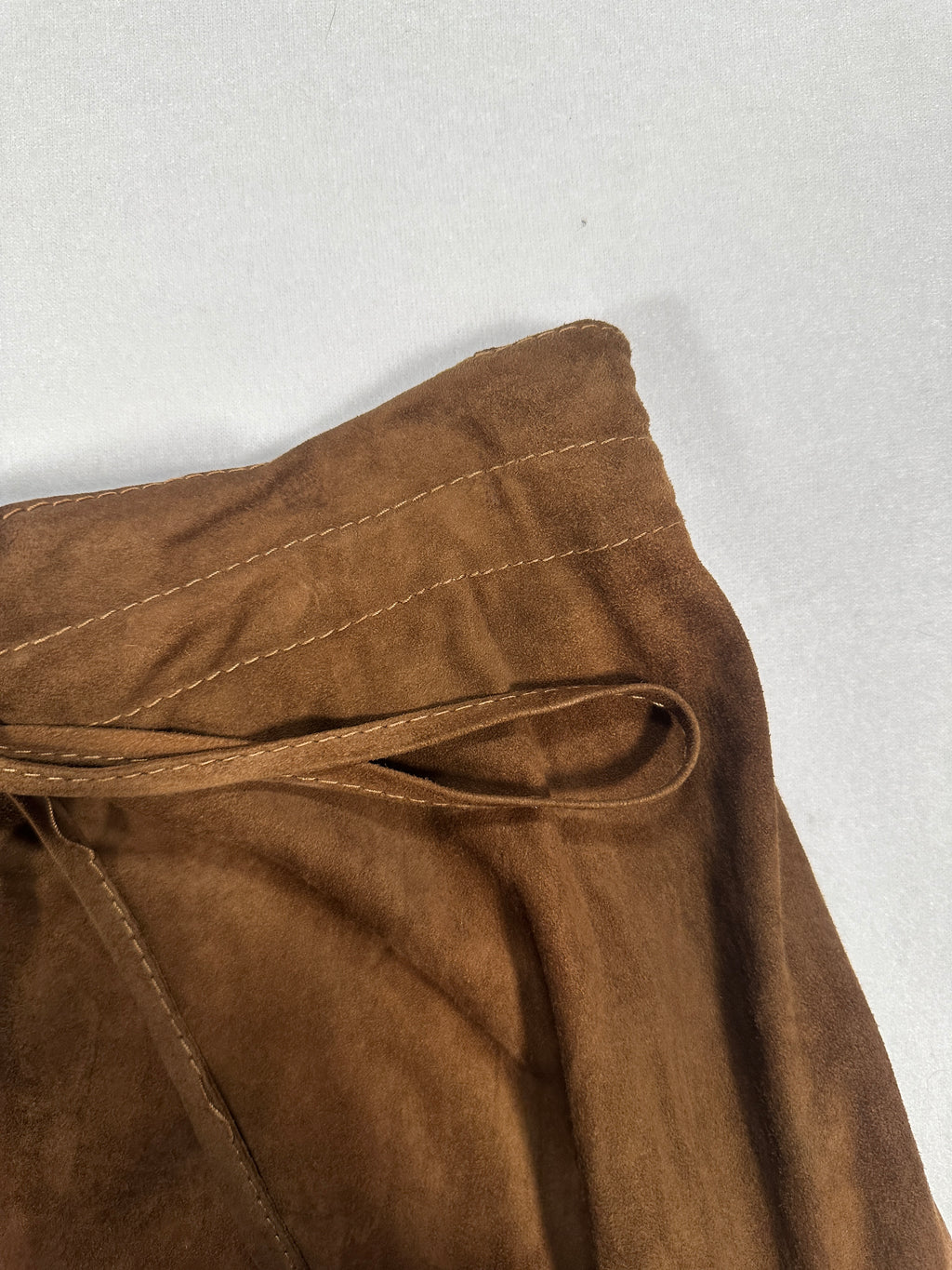 Gonna avvolgente in pelle scamosciata marrone vintage con cintura e tasche – Made in Italy 
