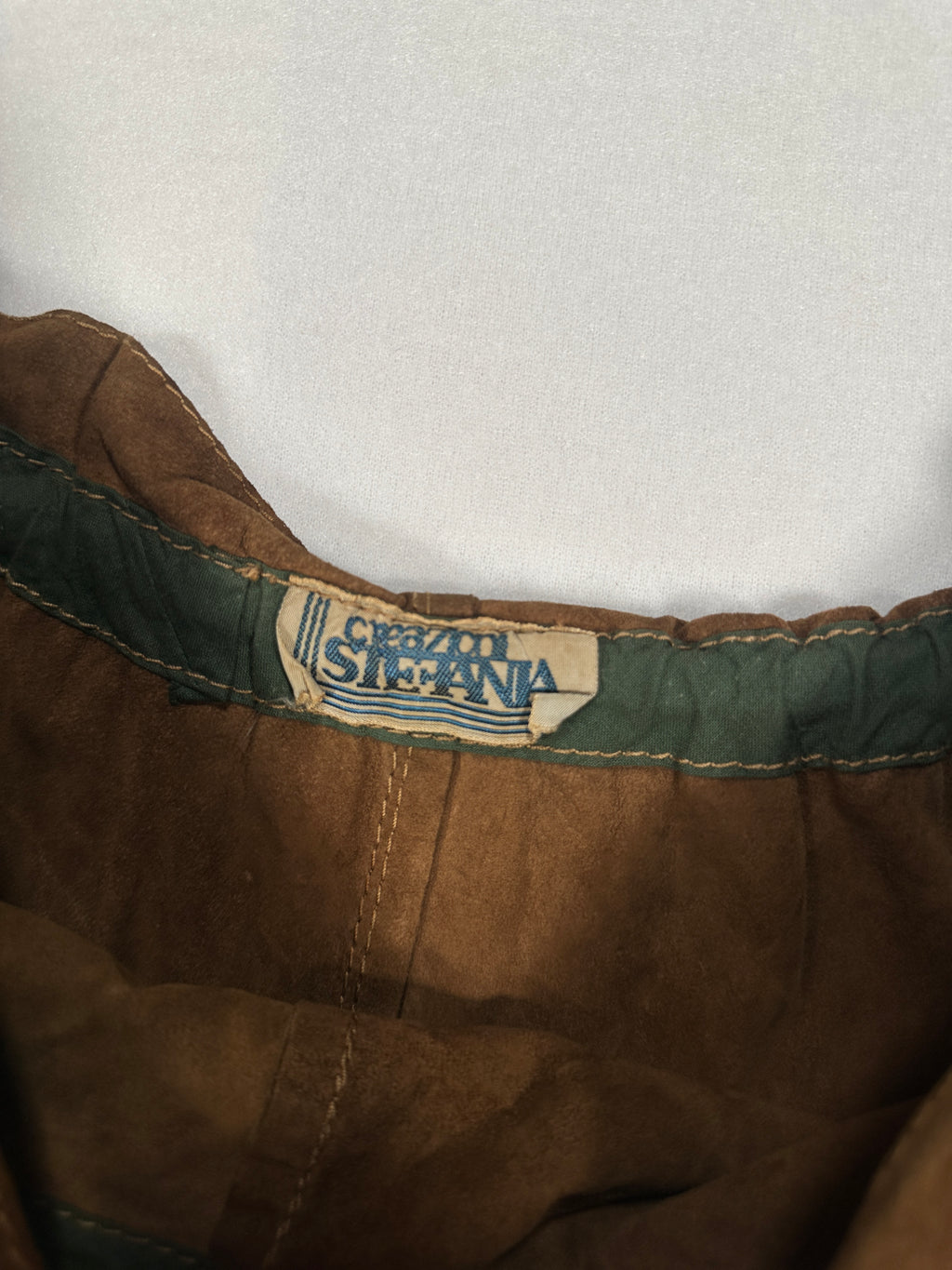 Gonna avvolgente in pelle scamosciata marrone vintage con cintura e tasche – Made in Italy 