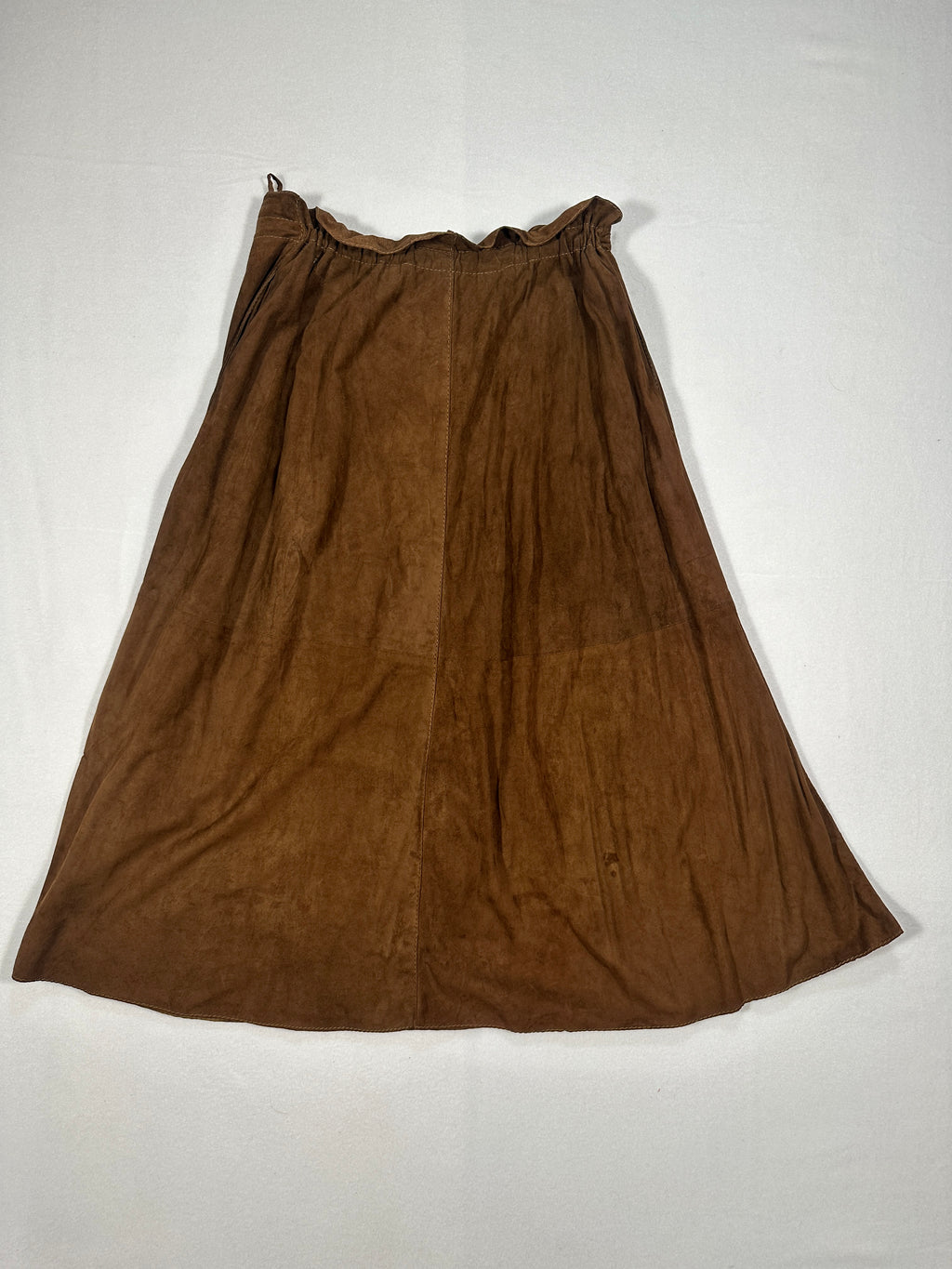 Gonna avvolgente in pelle scamosciata marrone vintage con cintura e tasche – Made in Italy 