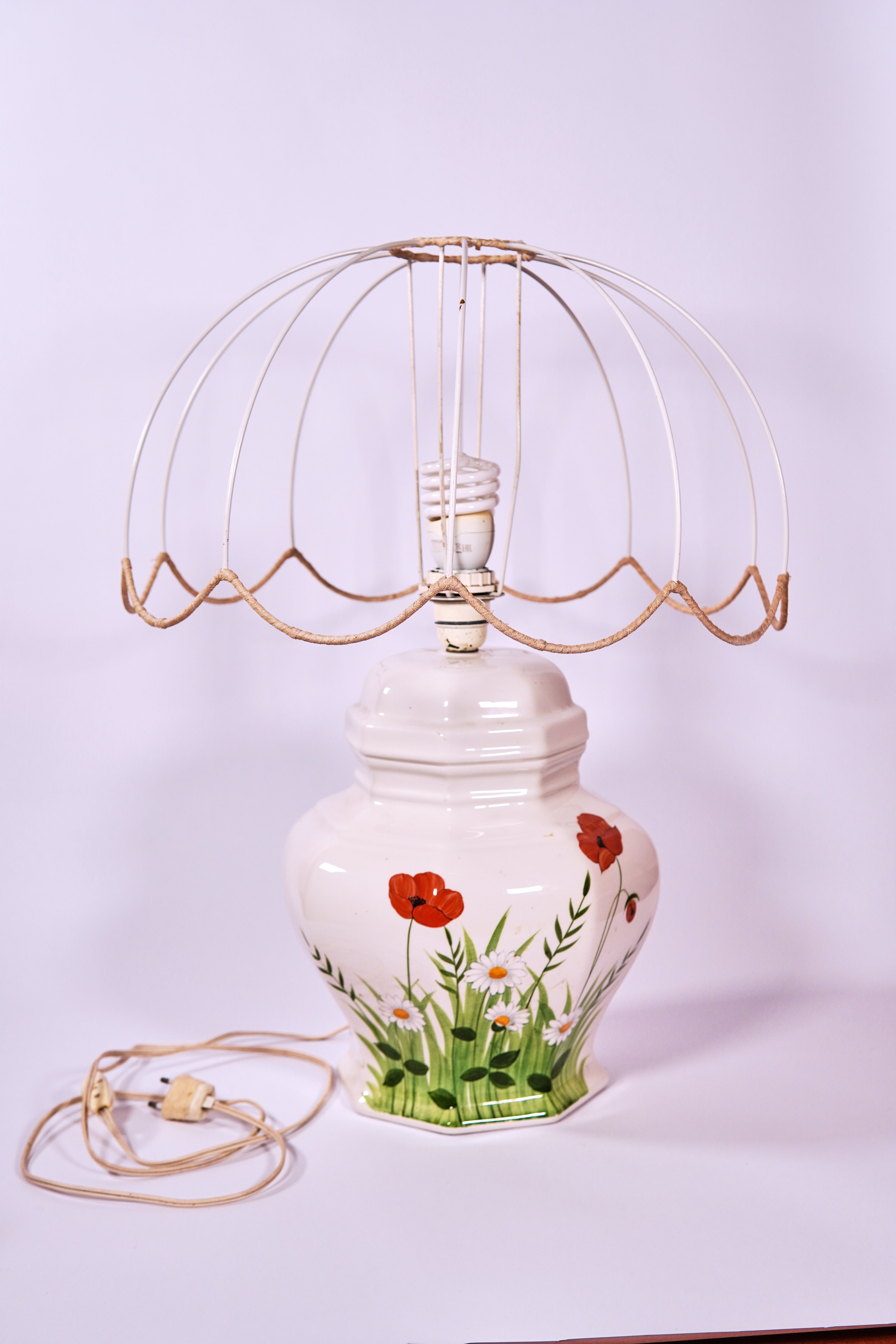 Lampada da tavolo vintage in ceramica italiana dipinta a mano di ESTE CE – Motivo floreale, realizzata in Italia (circa anni '60-'70)