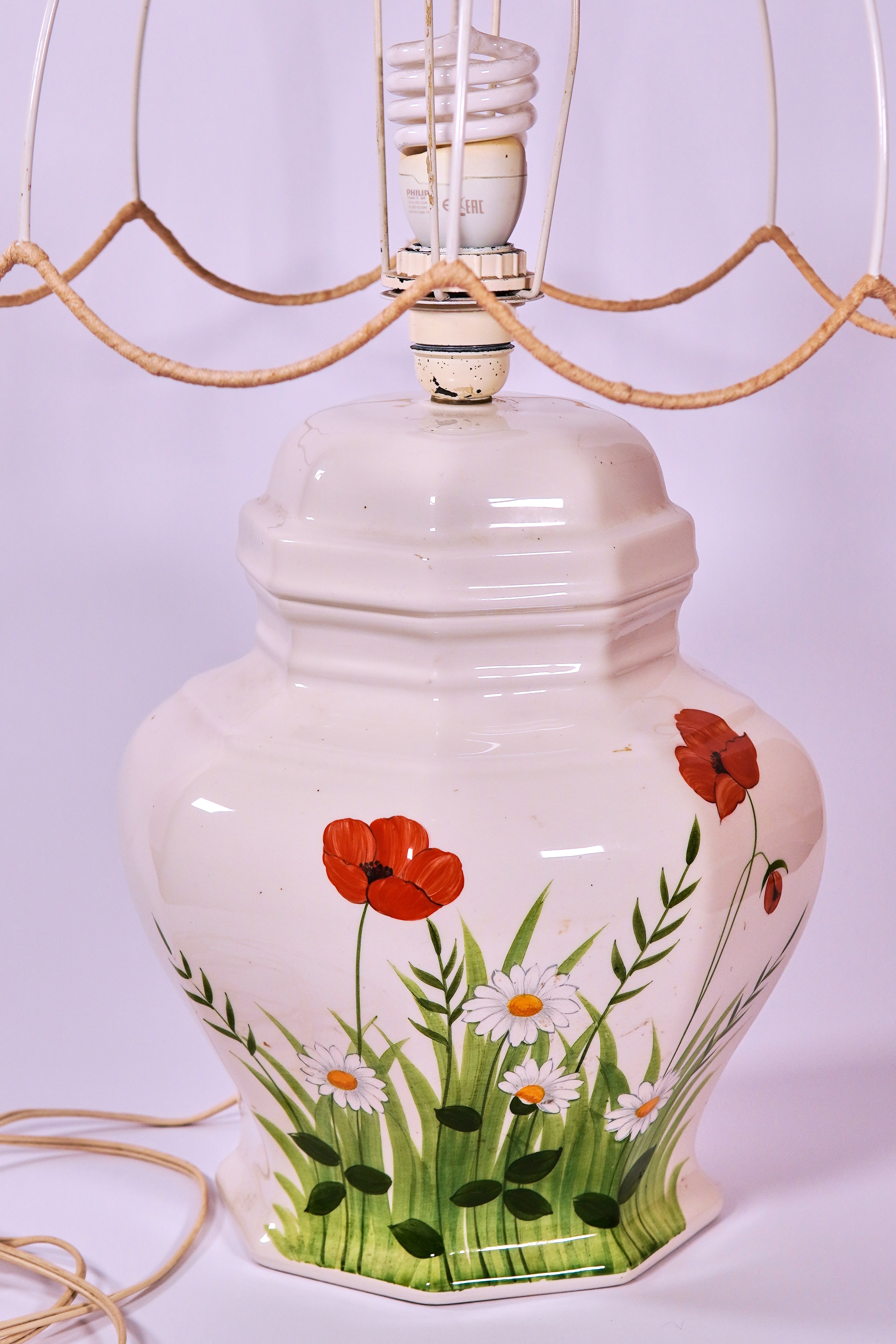 Lampada da tavolo vintage in ceramica italiana dipinta a mano di ESTE CE – Motivo floreale, realizzata in Italia (circa anni '60-'70)