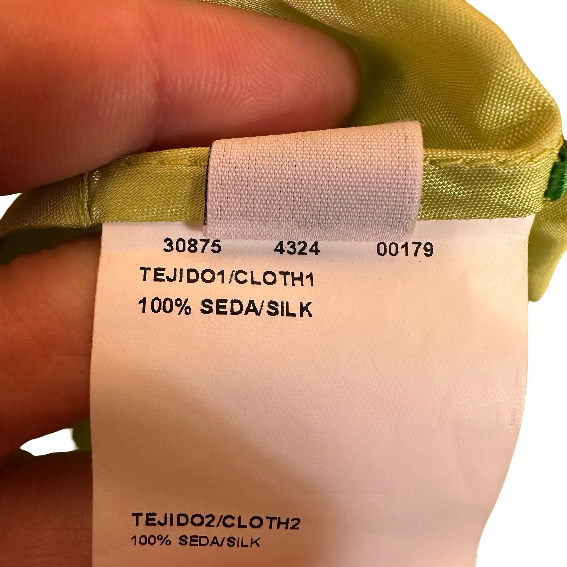 total length 117length no straps 103chest 43 waist 39